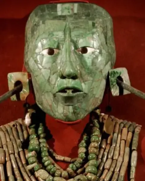 A máscara de jade de Pacal Votan, encontrada na sua tumba em Palenque